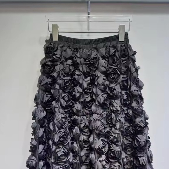 Elegant Black Floral Midi Skirt - Picture 2 of 4